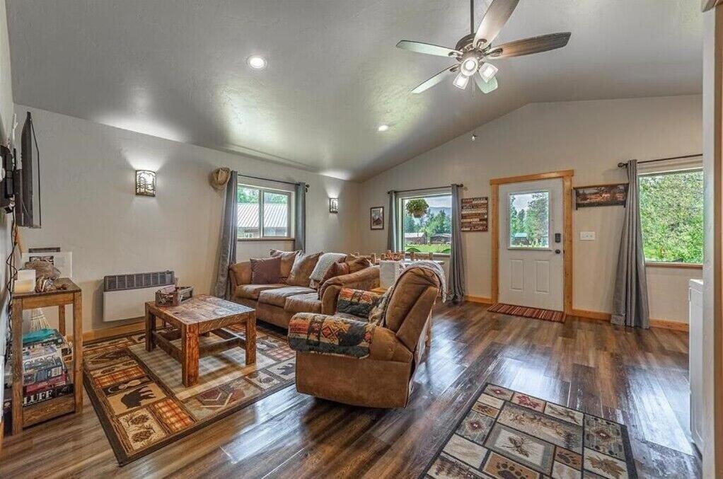 Glacier Homestead Coram Экстерьер фото